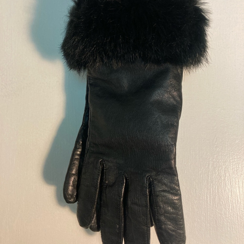 Elegant Black Leather Gloves with Fur Trim